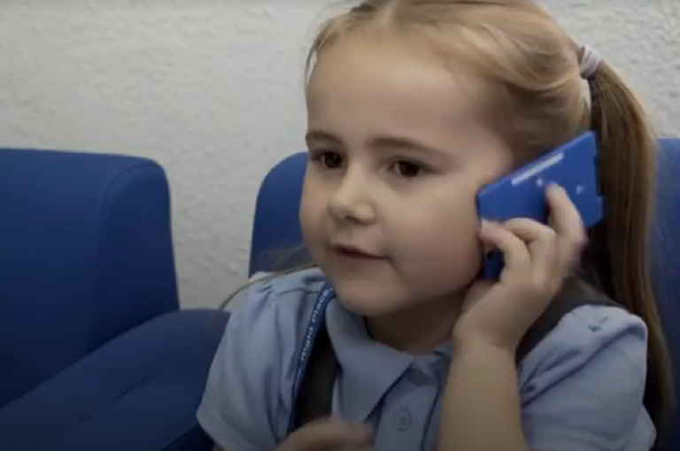 bimba chiama i soccorsi