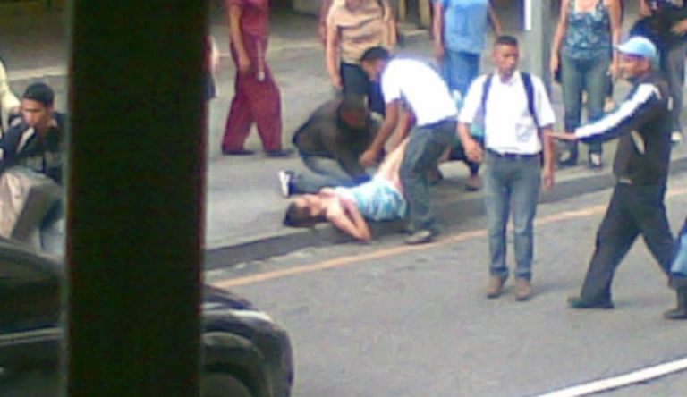 donna partorisce strada venezuela