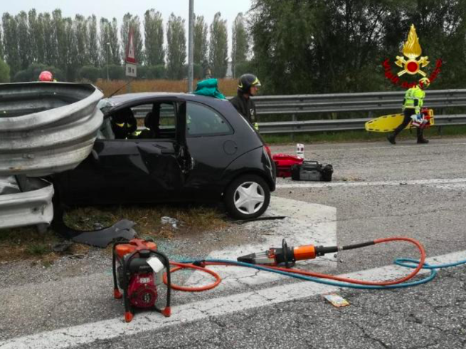 La macchina è rimasta incastrata sotto il guard rail