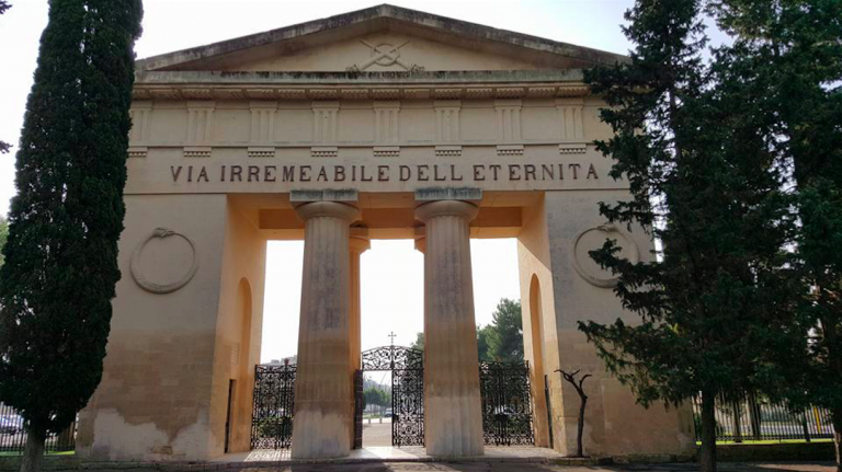 lecce scoppia bara cimitero puzza