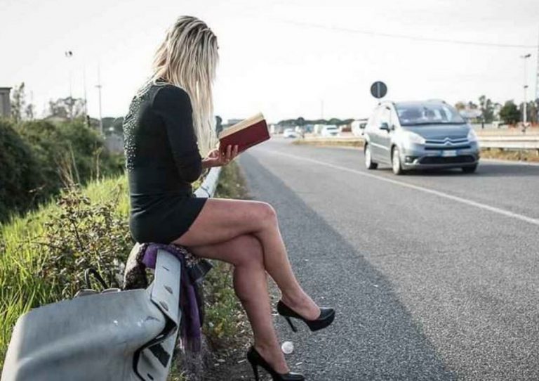 Picchiato dalla prostituta e dal suo protettore: arrestati
