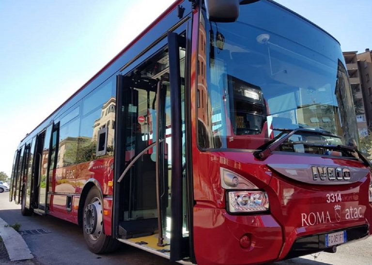 roma bus attacco sigaretta pugni