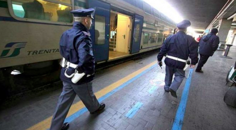 Roma, è senza biglietto e aggredisce un controllore