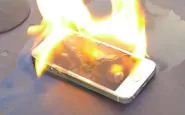 smartphone esplode scoppia fuoco