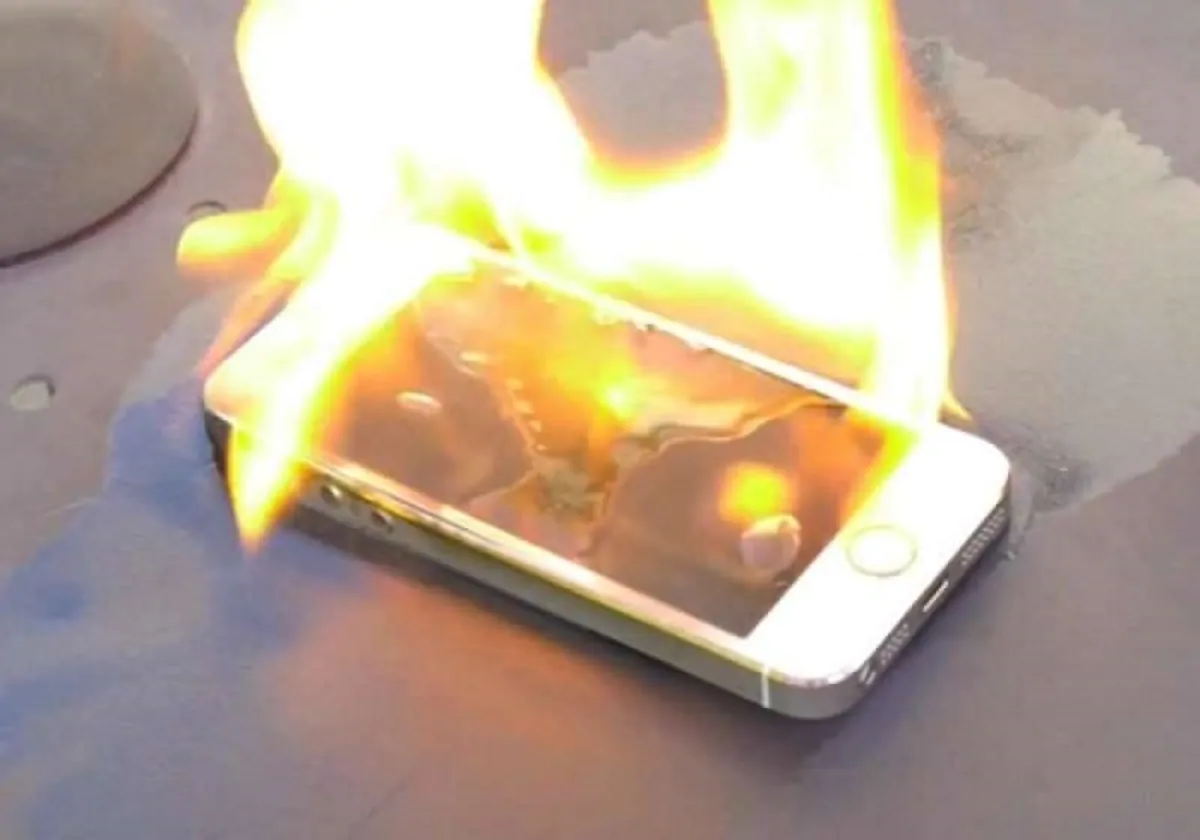 smartphone esplode scoppia fuoco