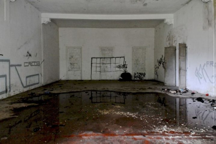 villa manzuta abbandonata 718x478