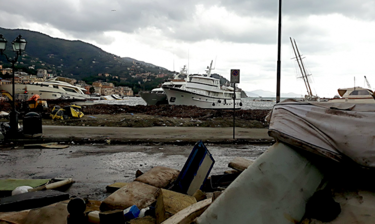 Rapallo mareggiata barca epoca Sakara