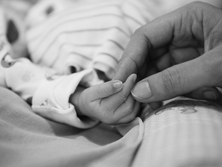 Bimba muore per rigurgito del latte materno