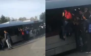 Roma, autobus dell'Atac pieno: passeggeri salgono dai finestrini