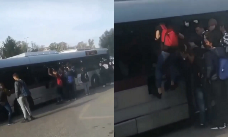 Roma, autobus dell'Atac pieno: passeggeri salgono dai finestrini