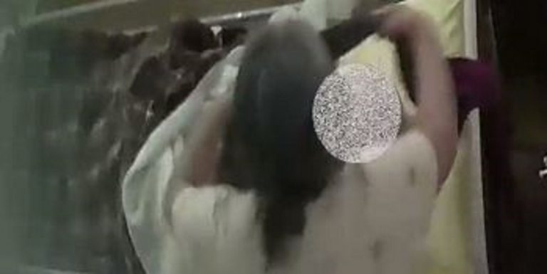 Badante sorpresa mentre picchia degli anziani: arrestata