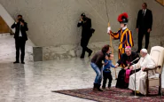 bambino sale sul palco durante l'udienza del Papa