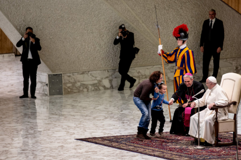 Papa Francesco, imprevisto in Vaticano: bambino sul palco Papa Francesco, imprevisto in Vaticano: bambino sul palco