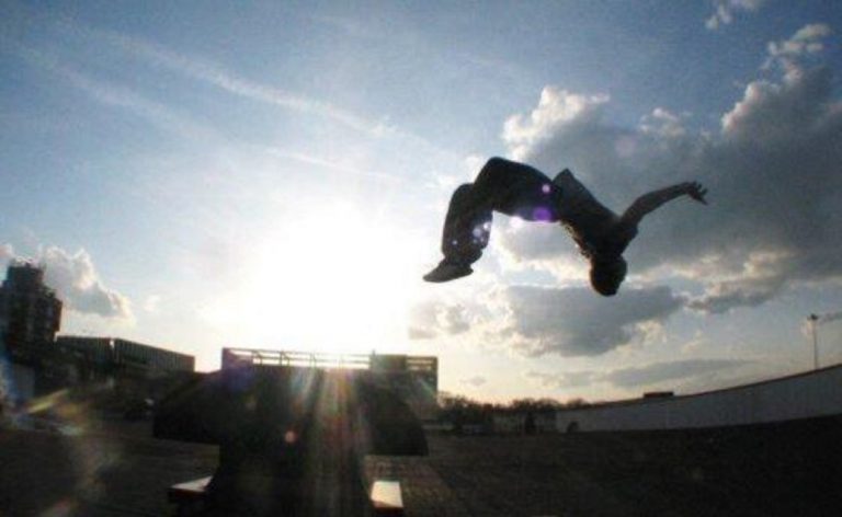 Selfie sui grattacieli di Milano mentre fanno parkour