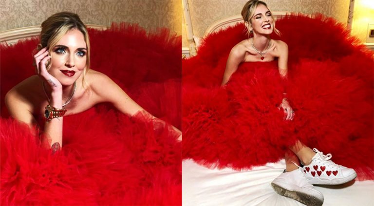 Chiara Ferragni con le scarpe sporche sul letto