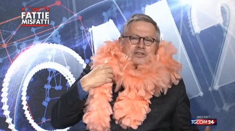Paolo Ligguori indossa il boa in diretta