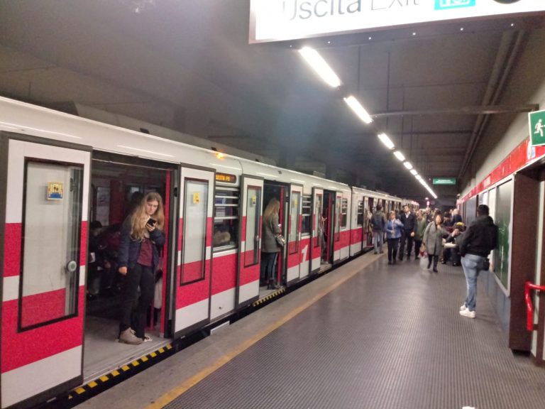 Milano, incidente in metropolitana