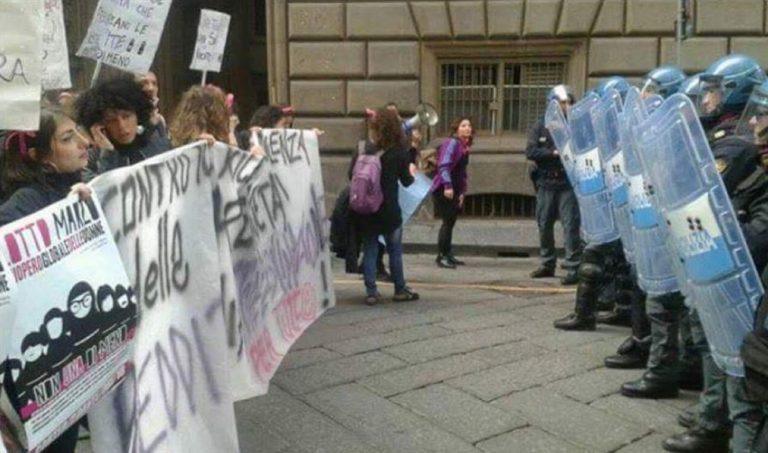Manifestazioni contro Salvini a Napoli: 1 ferito