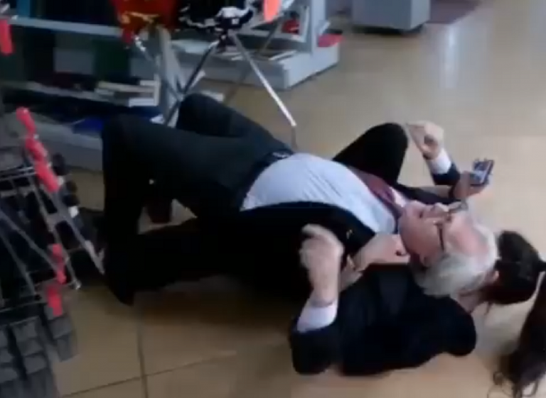 Viterbo, Vittorio Sgarbi si rotola a terra con la sua assistente