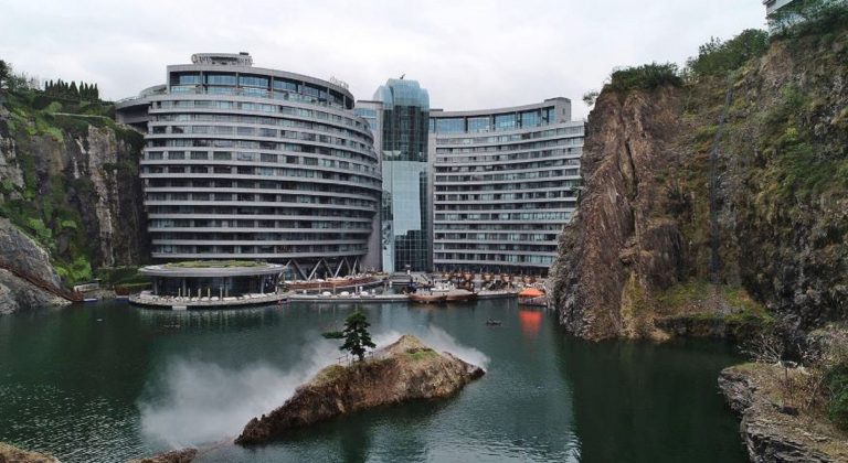 Shanghai, primo hotel costruito su una cava abbandonata
