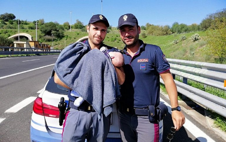 Siracusa, agenti soccorrono mamma con auto in panne