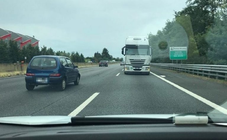 Tir in contromano in autostrada, multa salata e patente sospesa per l'autista