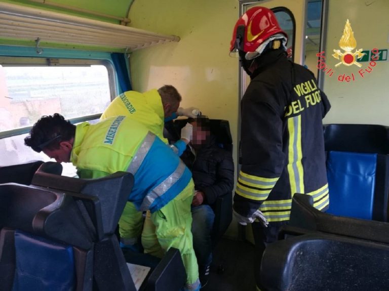 Treno investito da una tromba d'aria a Crotone