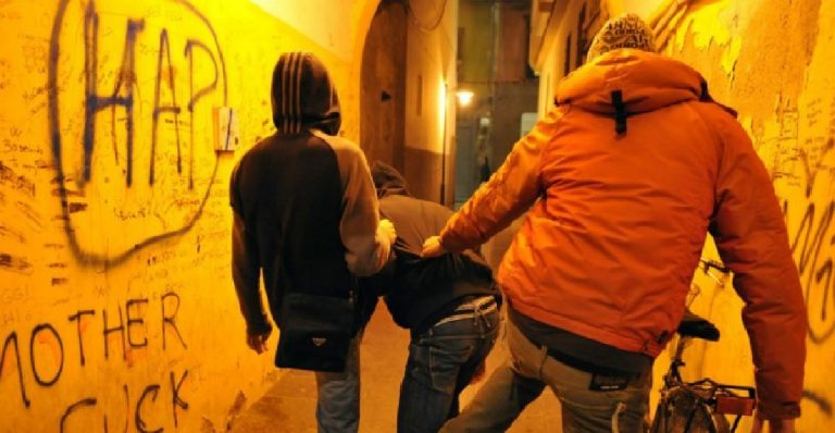 Ragazzo sequestrato, pichhiato e torturato da 4 coetanei