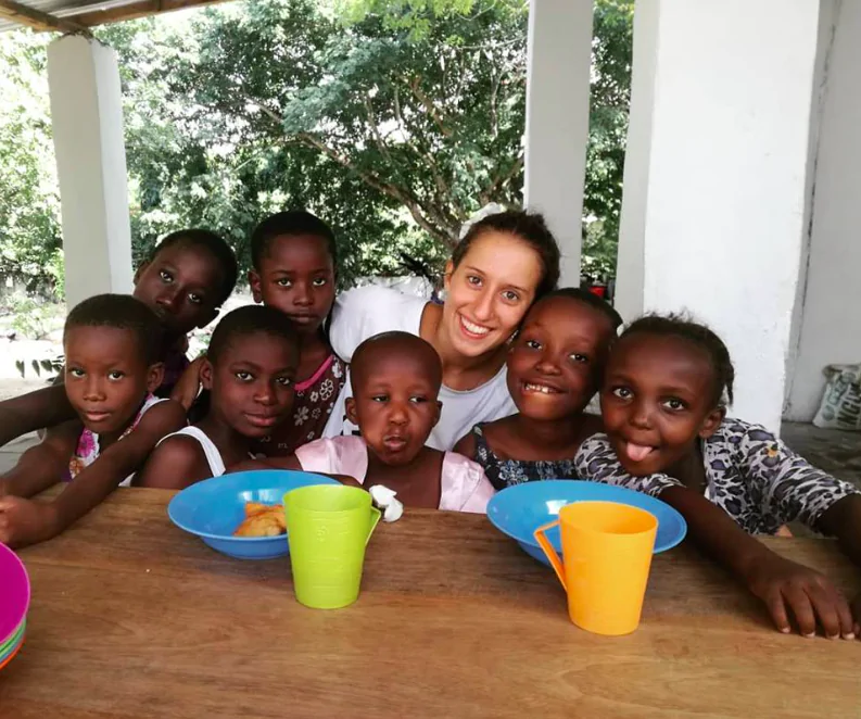 Volontaria orfanotrofio Kenya