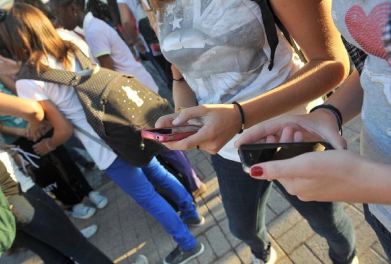 100mila dollari per stare un anno senza smartphone, la sfida