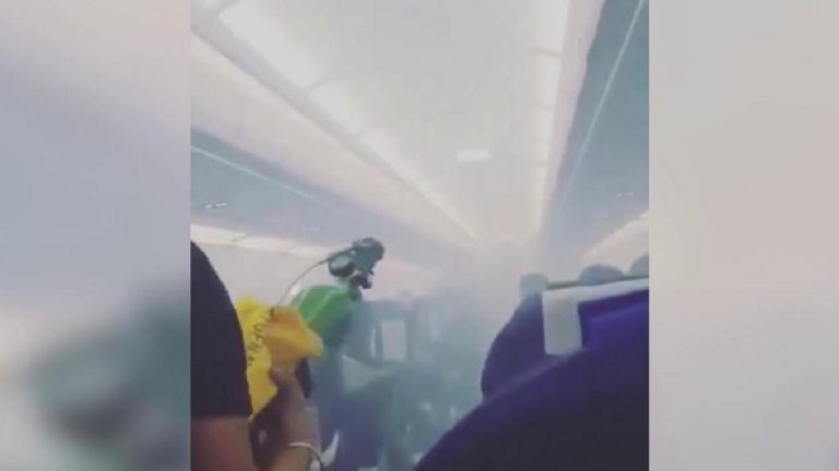 India, la cabina dell'aereo si riempie di fumo: atterraggio d'emergenza