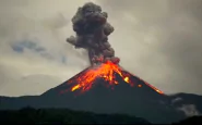 Bali, il vulcano Agung erutta una colonna di fumo e cenere