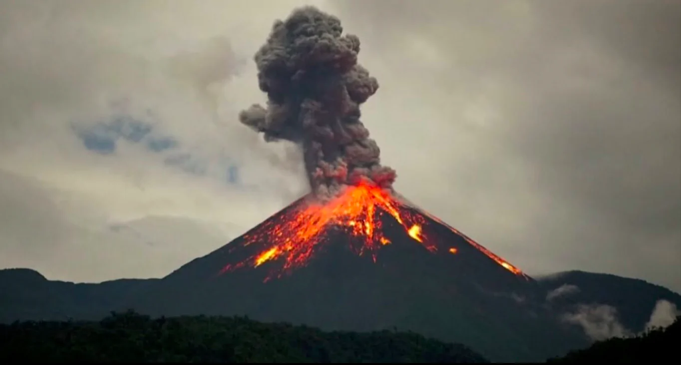 Bali, il vulcano Agung erutta una colonna di fumo e cenere