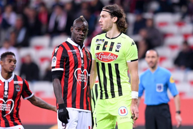 Mario Balotelli contro i tifosi del Milan