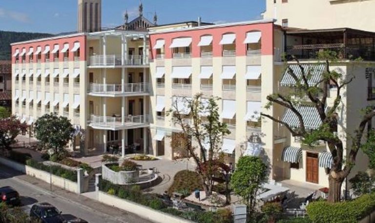 Visita la moglie malata di Alzheimer, anziano si suicida
