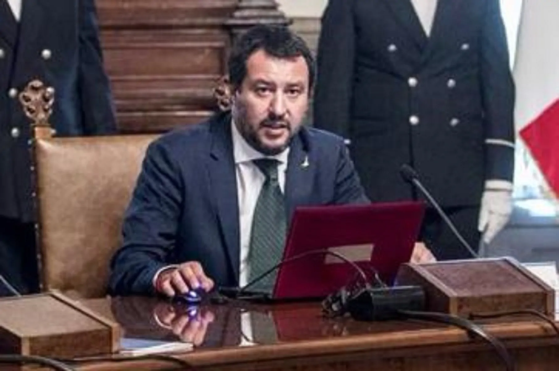 Salvini risponde a De Magistris: "Pensi più alle case popolari"