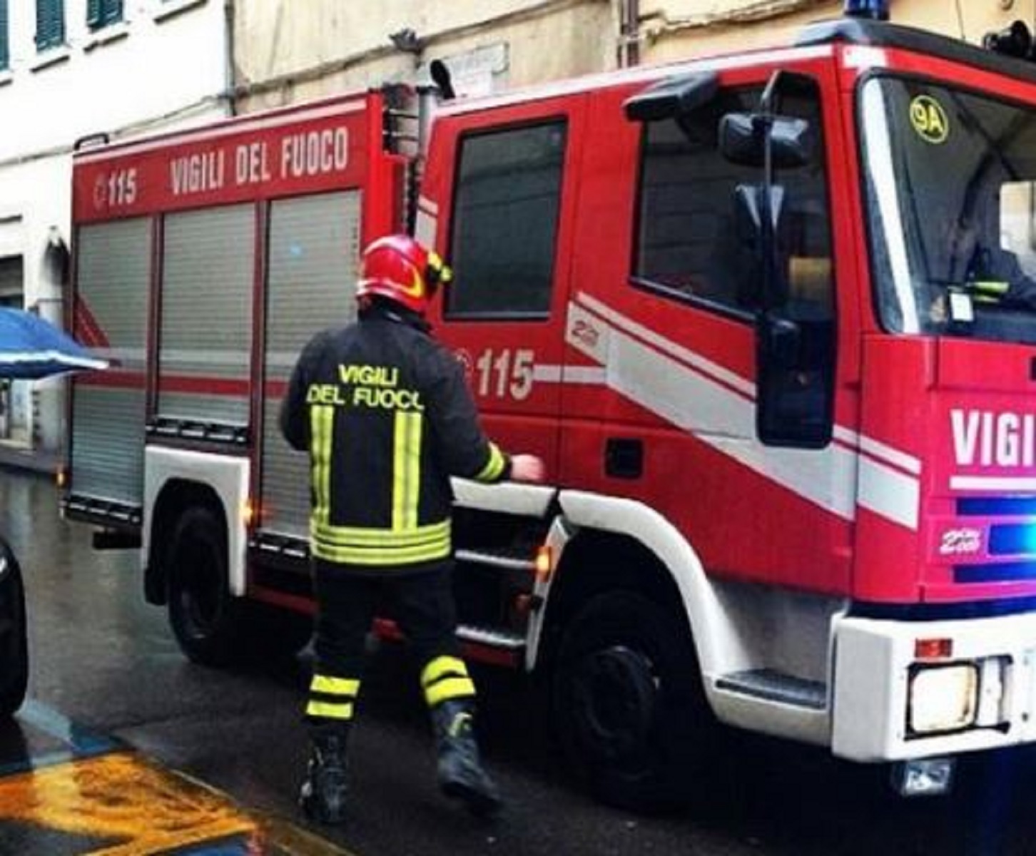 Varese, cerca di spegnere l'incendio: morto un 49enne