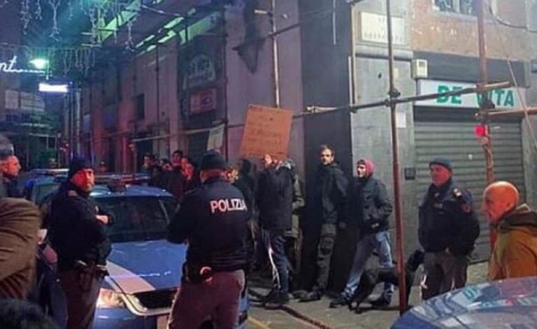 Centri sociali fanno irruzione a una cena della Lega
