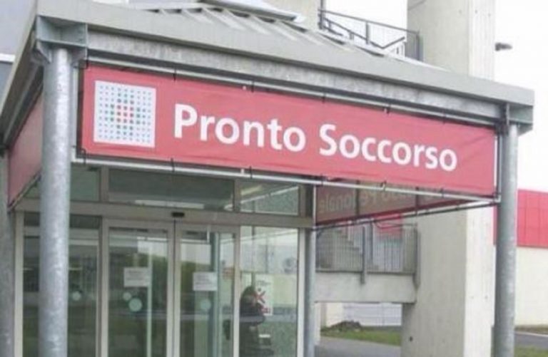 Bambina inciampa e si conficca la matita nell'occhio