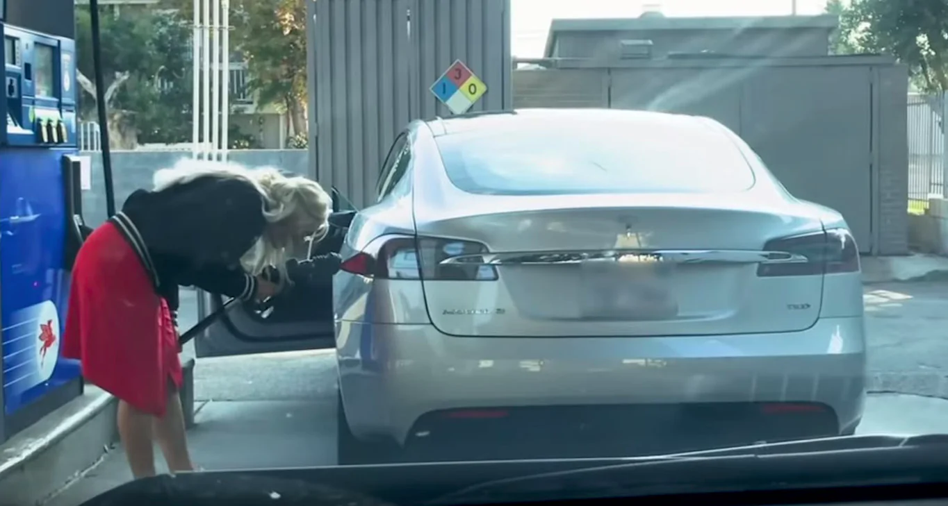 Donna tenta di fare benzina con auto elettrica Tesla