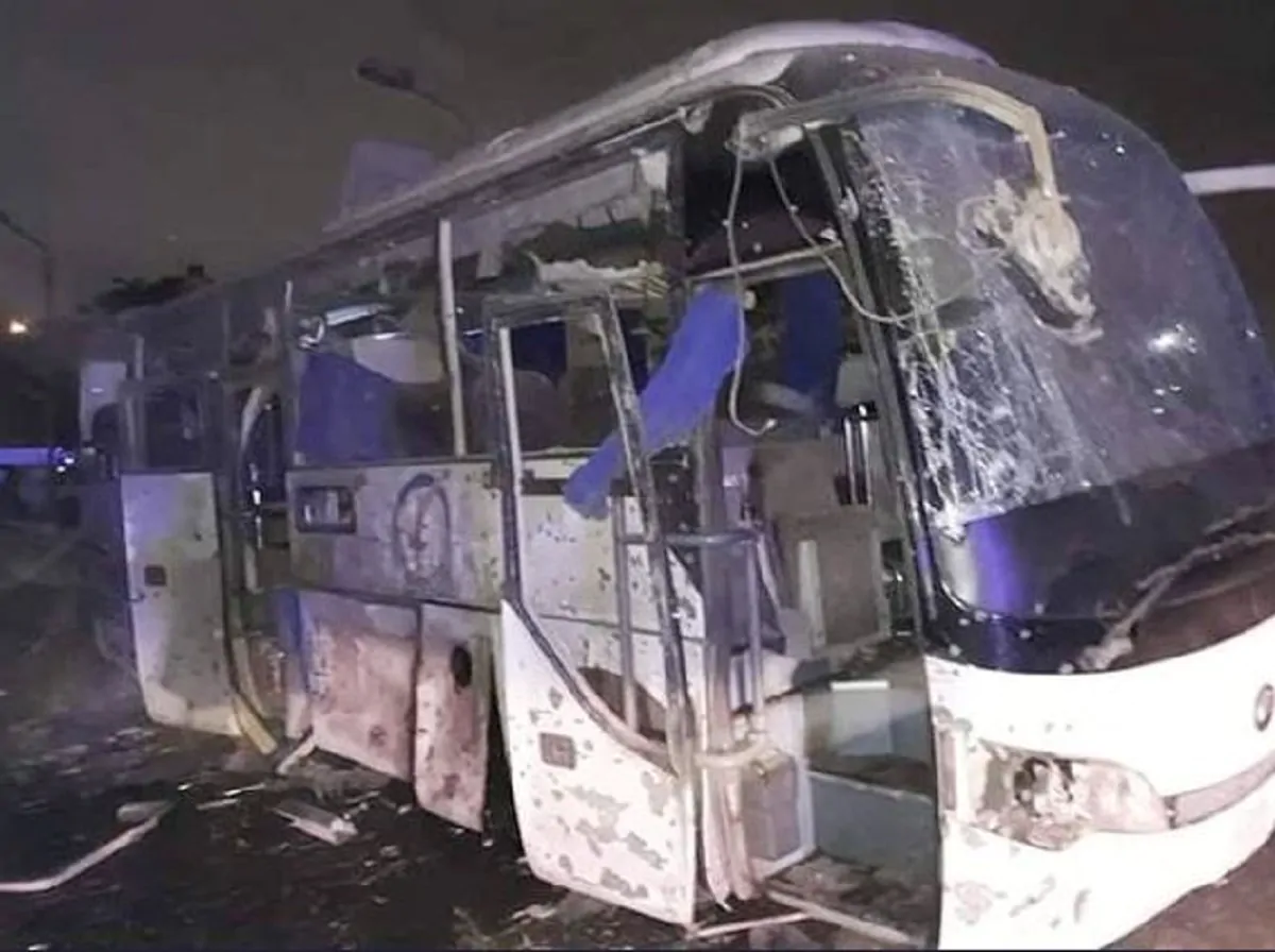Egitto, bus colpito da esplosione