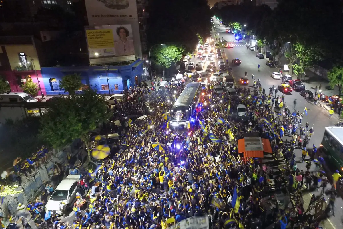 Boca Juniors, il pazzesco abbraccio dei tifosi