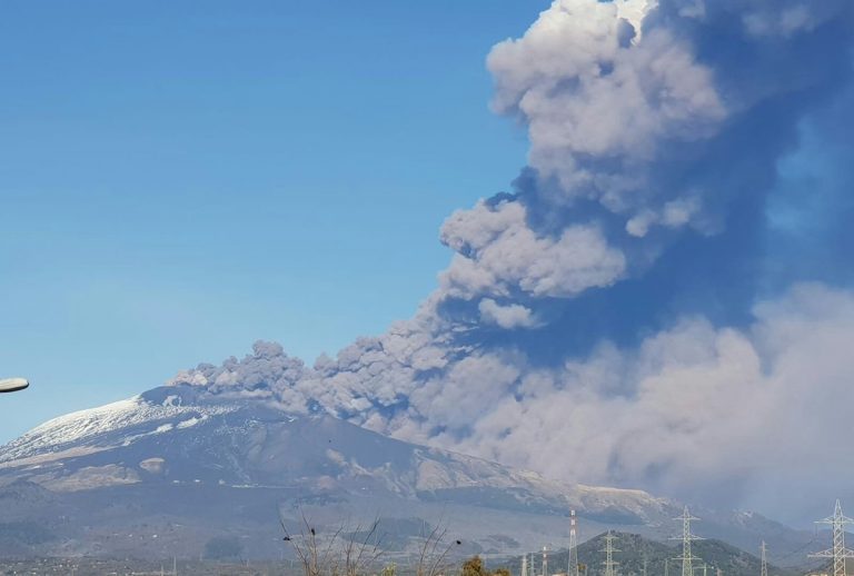 L'Etna erutta alla vigilia di Natale