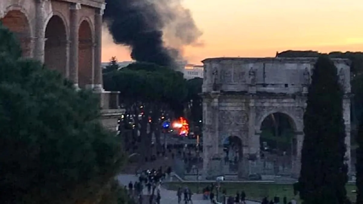 Bus prende fuoco davanti al Colosseo: incendio a Roma