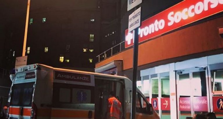 Auto si schianta contro un semaforo, morto ragazzo 19enne