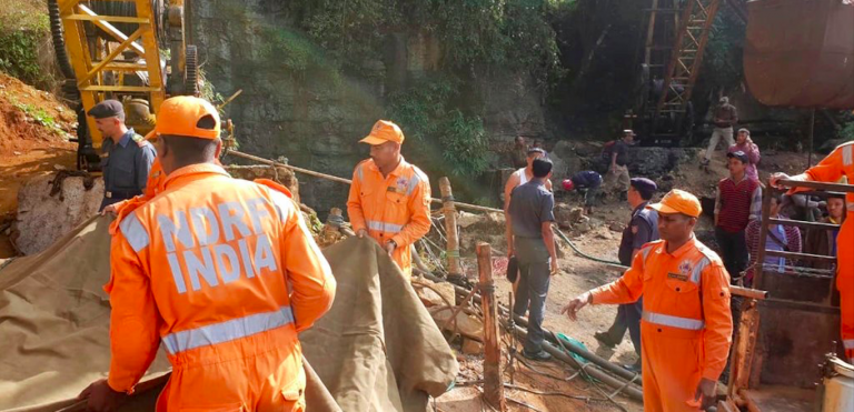 India, 15 minorenni intrappolati in miniera allagata