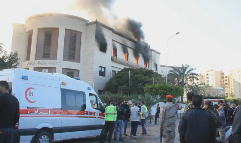 Libia, attacco kamikaze al ministero degli Esteri: tre morti