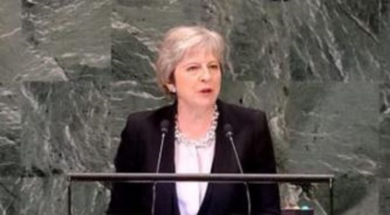 May fa dietrofront, Ue: "È libera di revocare la Brexit"