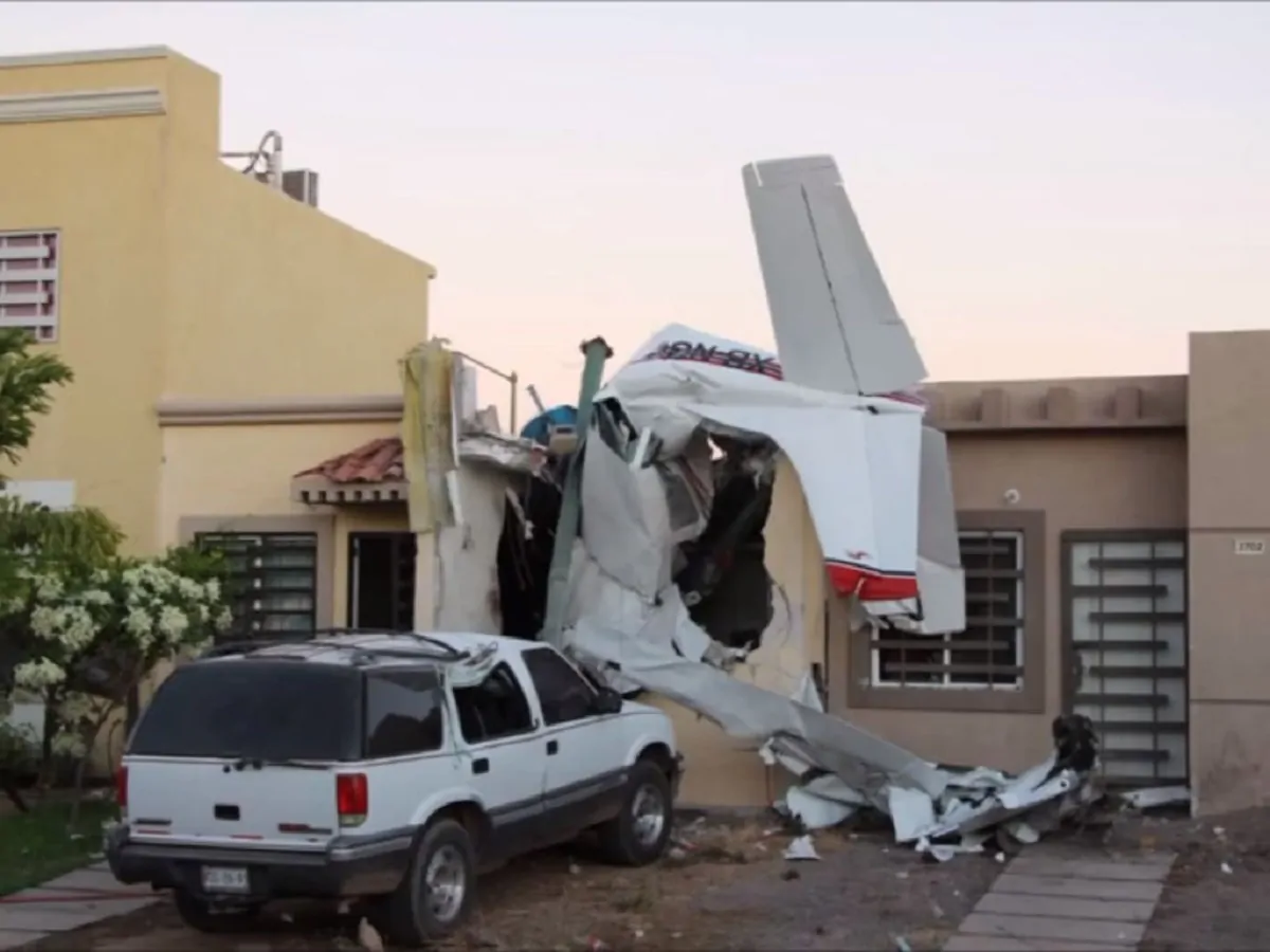 Messico, aereo precipita su una casa: quattro morti