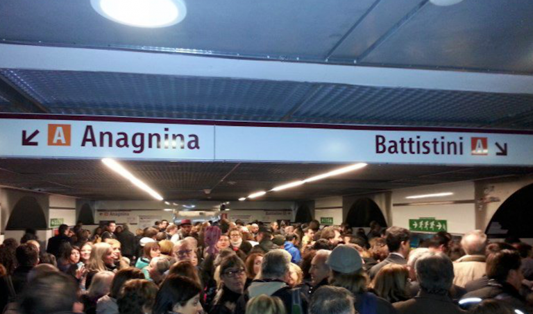 Metro di Roma bloccata per zaino abbandonato